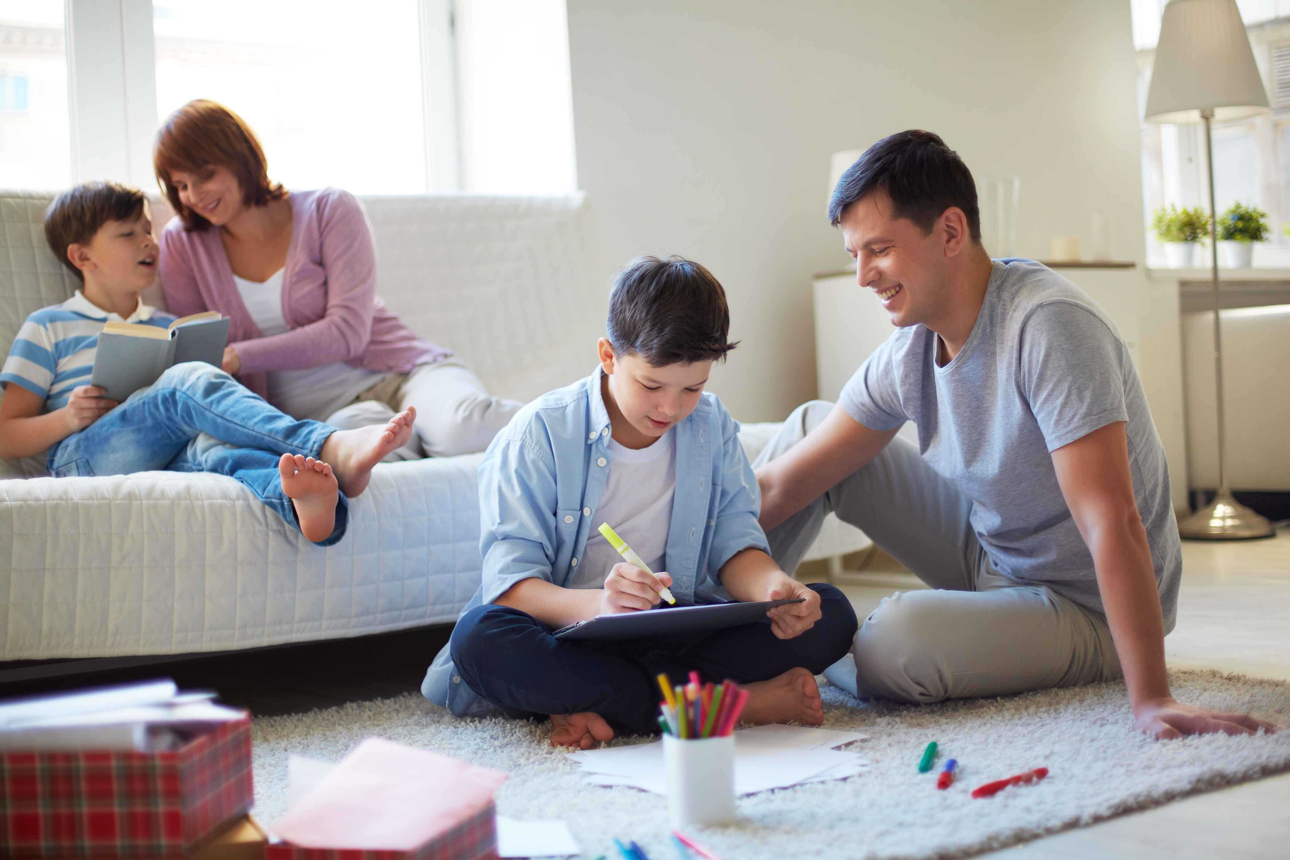 Pilih Pola Asuh Gentle Parenting atau VOC Parenting, ya Moms?